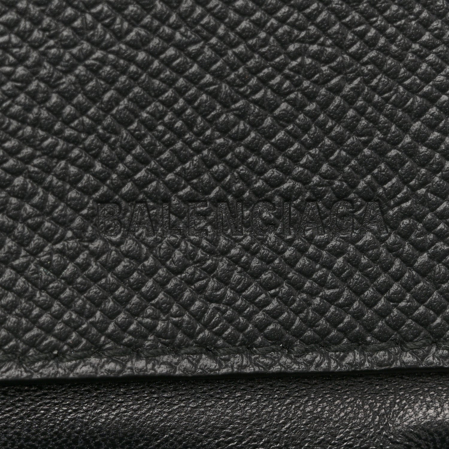 Grained Calfskin Graffiti BB Chain Wallet Black Bleu Violet